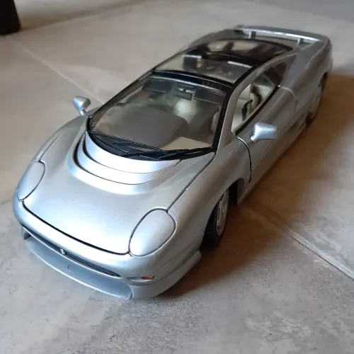 Miniatura Jaguar XJ220 Maisto 1:18 - excelente estado