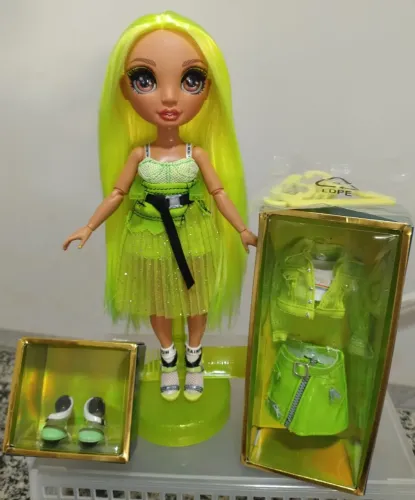 Boneca Rainbow High Karma. Leia descrição