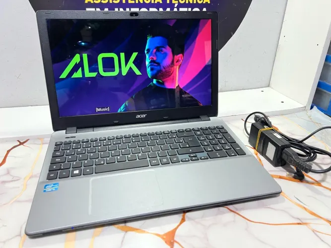 Vendo Notebook Acer Intel Core i3/ SSD 128GB/ 8GB de RAM entrego