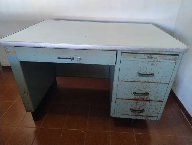 Escrivaninha industrial de aço 