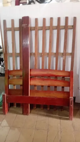 Cama de casal em madeira de lei