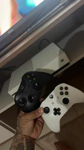 Xbox one s, 1 TB 2 controles originais e jogos