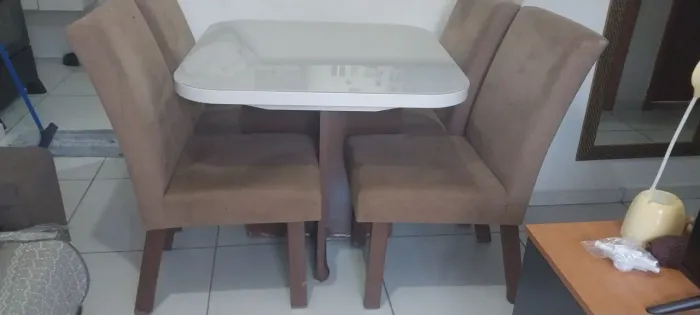 Mesa de Jantar de Madeira com Tampo Off-White/Vidro + 4 Cadeiras Estofadas