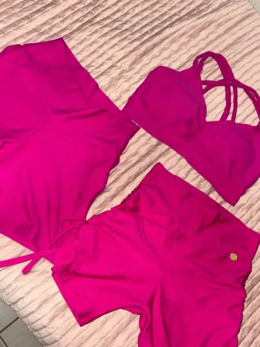 conjunto rosa de academia em tecido poliamida, tamanho P/M (acompanha os dois shorts)