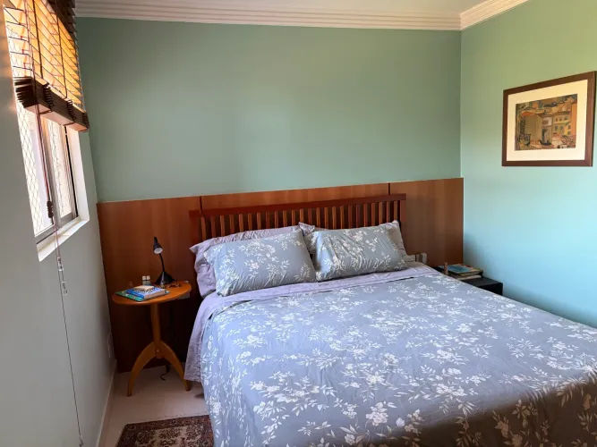 Cama king size com colchão Emma