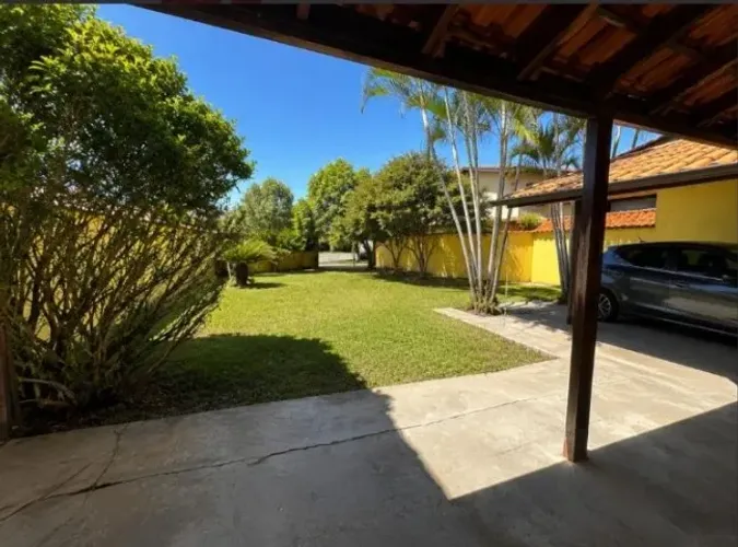 Casa com 1 quarto, cozinha e 1 banheiro, condomínio fechado, terreno com 324m².