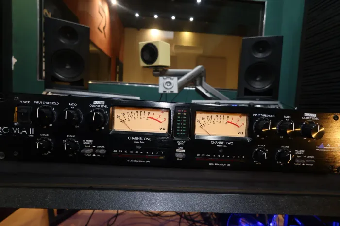 Compressor Stereo Valvulado Artpro Vla 2