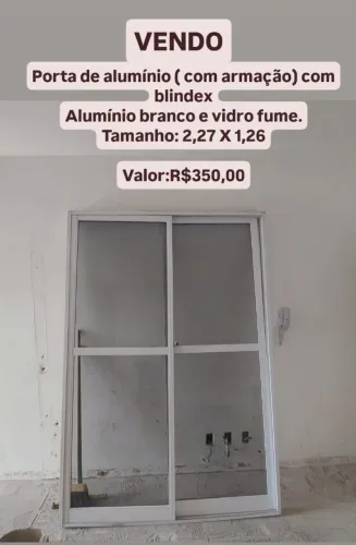 Porta de alumínio e vidro