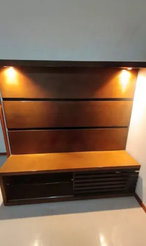 Painel TV + rack + prateleira com iluminação