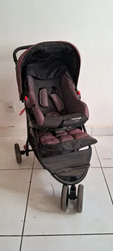 Carrinho de bebê (uma roda danificada)