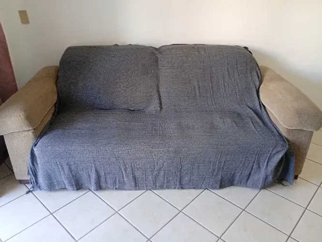 Sofá Grande extensível - O tecido do assento está rasgado e precisa descupinizar.