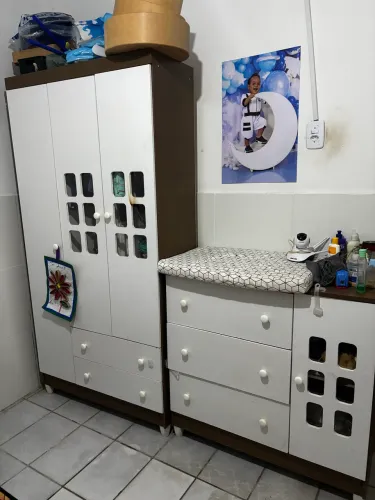 Guarda roupa e cama de bebê