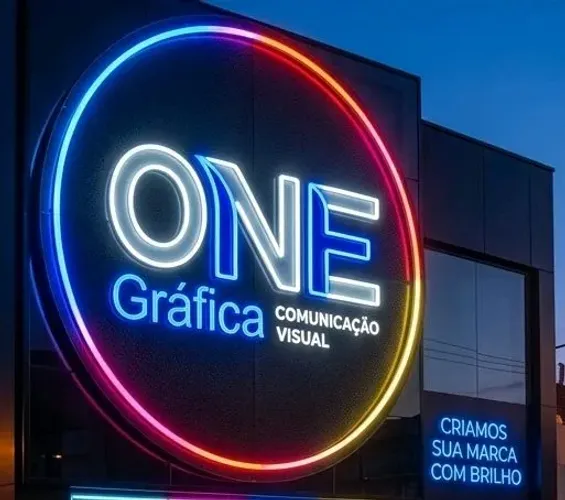 Tudo em led e letreiro luminosos.