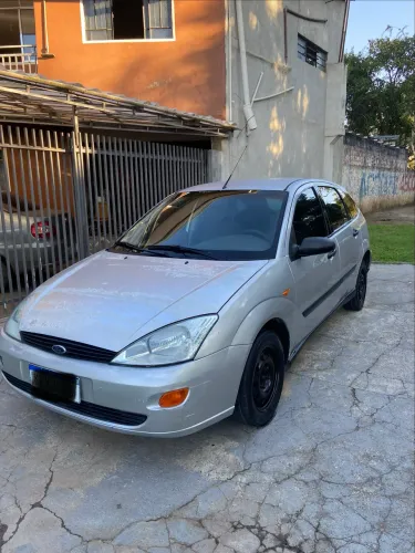 Ford Focus 1.8 16V 5P 2002
