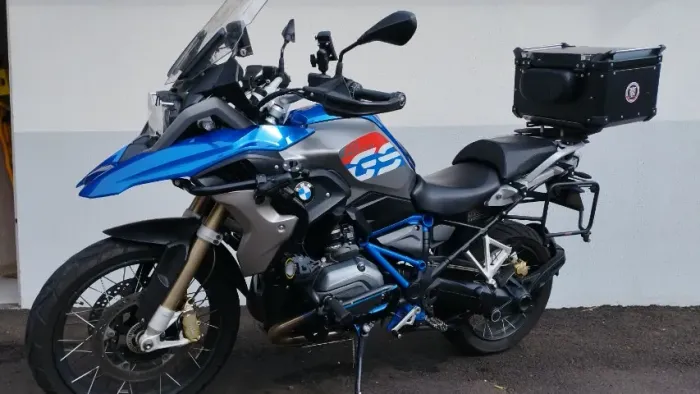Vendo BMW R 1200 GS, ano 2019, na combinação de cores azul e cinza com o icônico quadro az
