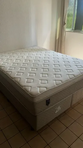Cama queen novinha