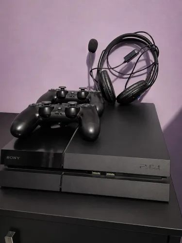 PlayStation 4 fat 1TB com 2 controles e headset