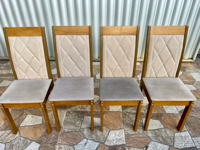 Conjunto de mesa e cadeiras de madeira com pequena avaria