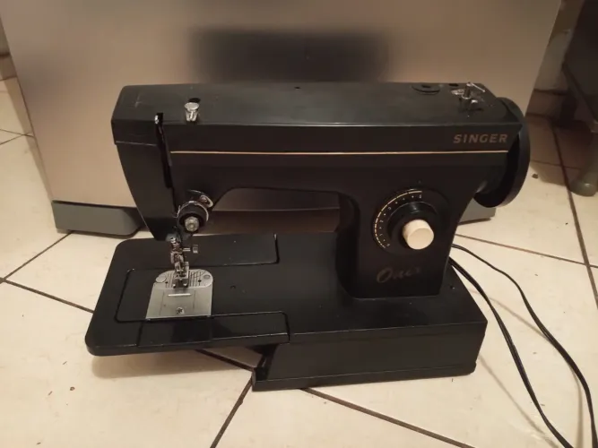 Máquina de costura singer reta onix