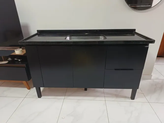 Gabinete de cozinha com pedra de granito