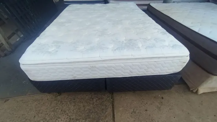 Cama box Queen size Colchão molas ensacandas 