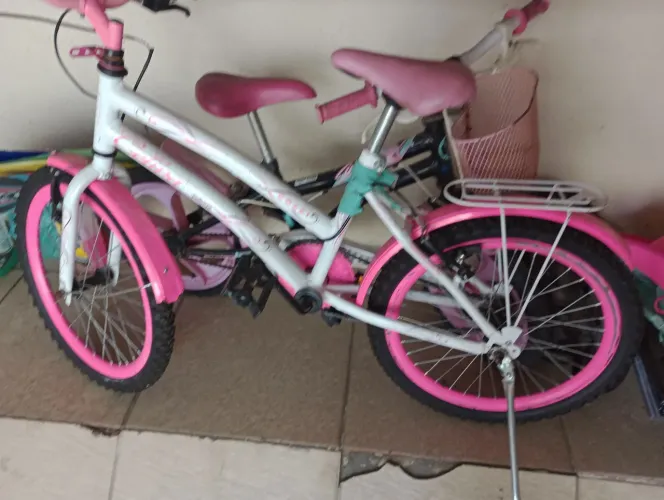 Bicicleta infantil aro 20 Celina em perfeitas condições 