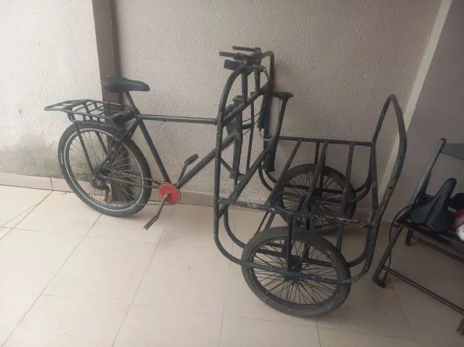 Vendo uma bicicleta cargueiro