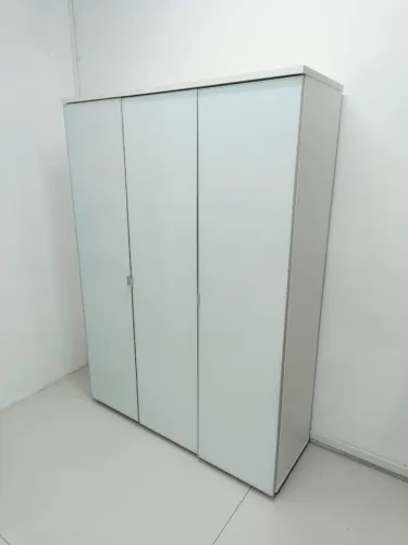 Armário com portas de vidro