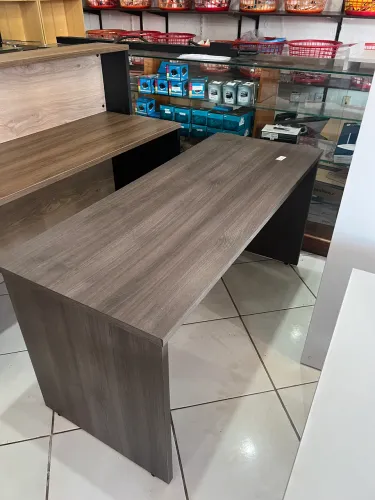Mesa para escritório marrom (Nova com avarias)