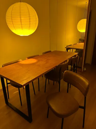 Conjunto Mesa e cadeiras de couro 6 lugares