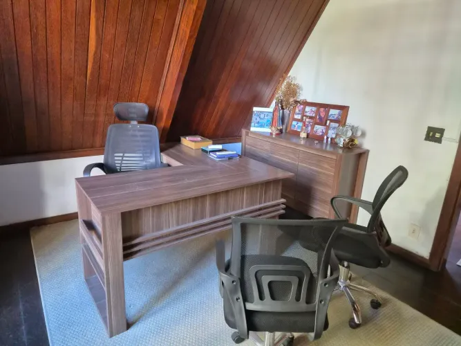 MESA DE ESCRITORIO COM CADEIRA E ARMARIO. KIT COMPLETO. EXCELENTE ESTADO.