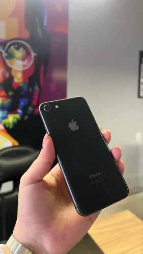iPhone 8 64GB preto sem detalhes 