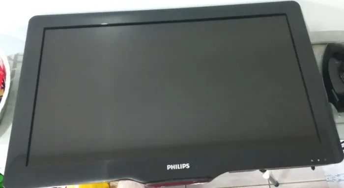 TV PHILLIPS 32" LCD / Obs : para conserto ou retirada de peças.