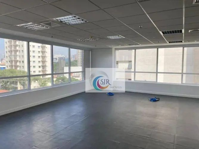 Sala comercial de 390 m² com piso elevado, forro com luminárias, ar condicionado