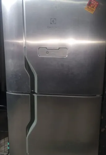 VENDO GELADEIRA ELECTROLUX FROST FREE PARA QUEM ARRUMAR (PRECISAR TROCA MOTOR )