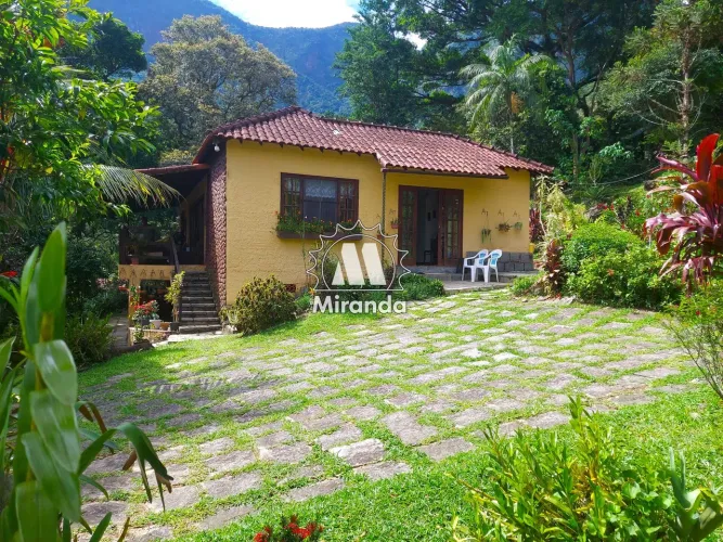 Casa de 3 qts, em Condomínio na Caneca Fina com acesso à Cachoeira, com piscina e espaço g