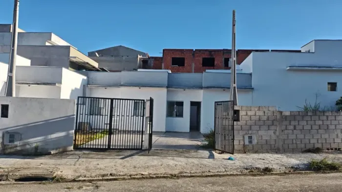 Casa nova c/ 2 quartos, quintal e vaga p/ 2 carros. Bairro Cajurú. Aceita MCMV Caixa.