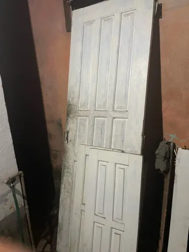 Porta e janela de madeira
