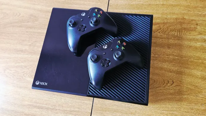 Console Xbox One 500GB com 2 Controles e 5 jogos