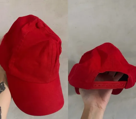 Boné vermelho com regulagem