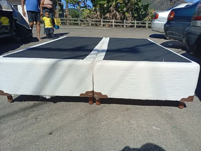 Cama de casal bi partido ou 2 camas de solteiro.
