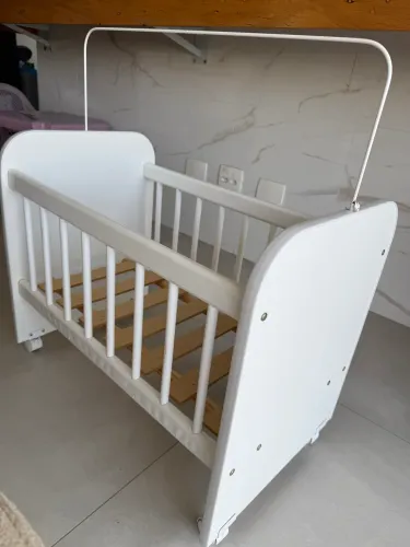 Berço de boneca em MDF e rodinhas 