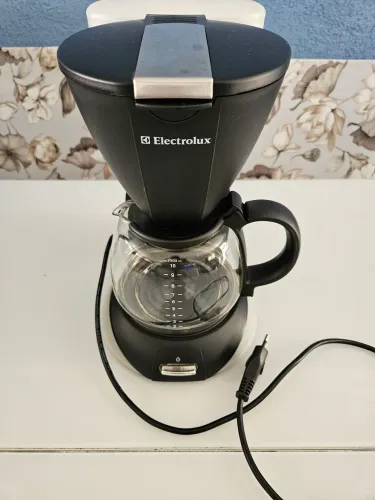 CAFETEIRA ELÉTRICA "ELECTROLUX" (CAPACIDADE 12 XÍCARAS, VOLTAGEM 110V) - POUCO USO! NOVA!