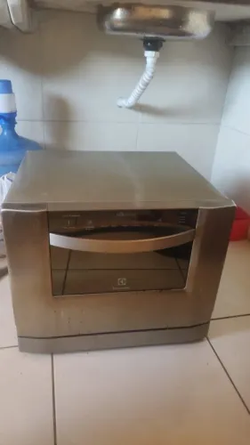 Vendo máquina de lavar louças com defeito.