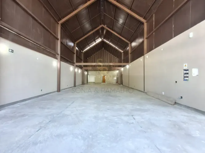 Salão comercial para locação no bairro Jardim Irajá, em Ribeirão Preto/SP.