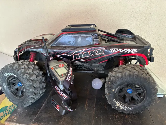 Vendo carro de controle remoto alto modelo