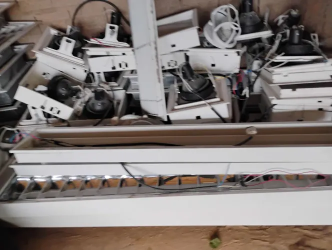 Vendo kit de luminárias , mas acessórios para ar condicionado . Kit com 30 peças