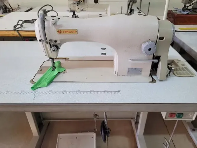 Maquina de costura Reta Singer