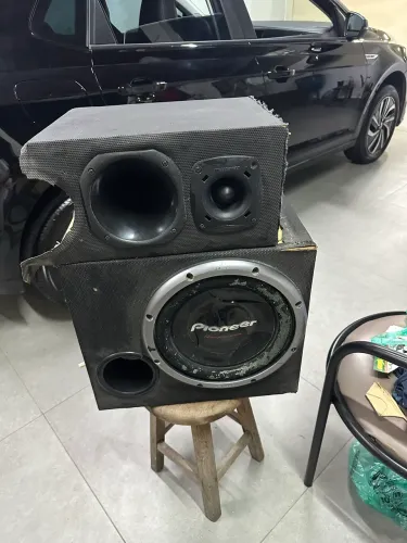 Sub cara preta e kit com corneta tweeter e módulos 