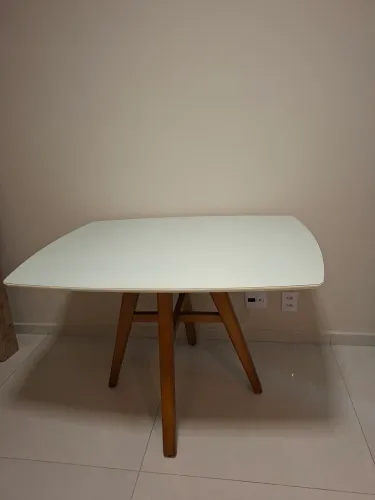 Mesa 4 lugares tampo de vidro - Off white/freijó